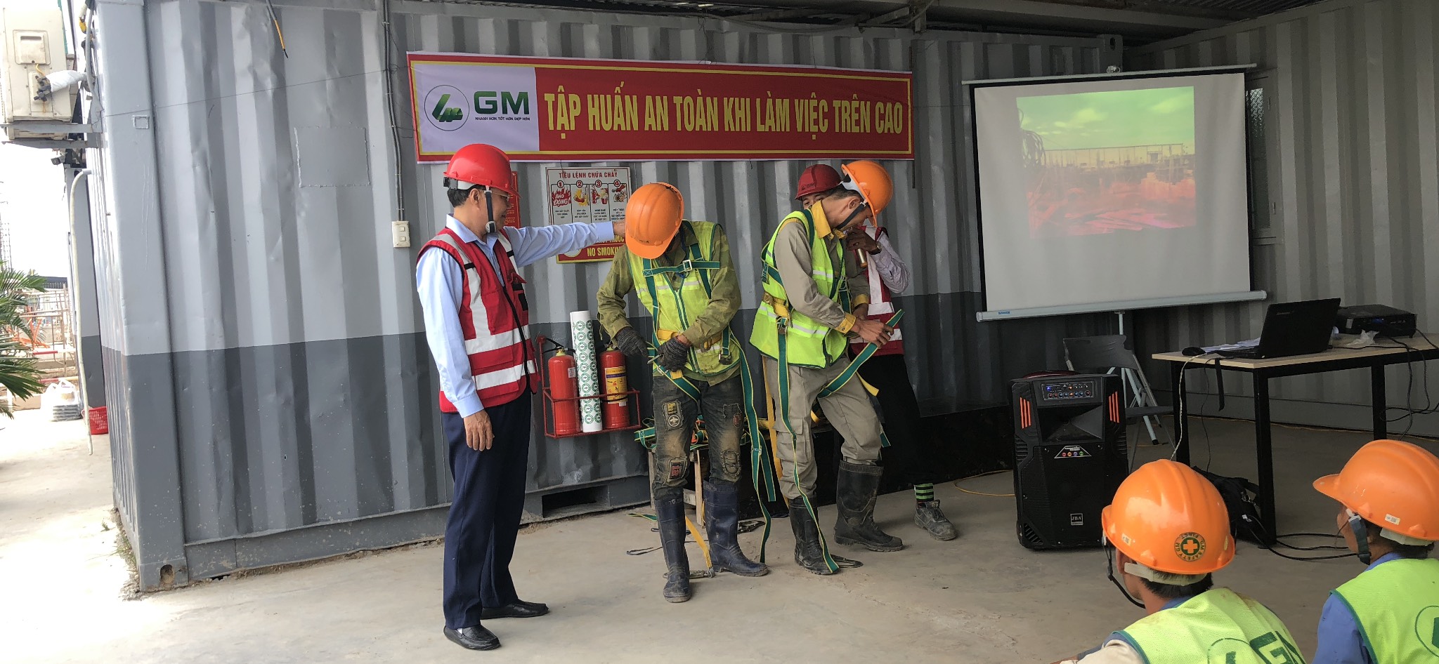 Trung tâm huấn luyện an toàn vệ sinh lao động GM tổ chức tập huấn an toàn làm việc trên cao